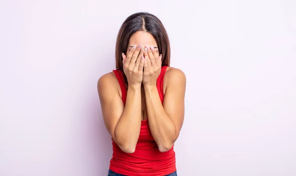 Mujer Hispana Bonita Sintiéndose Triste Frustrada Nerviosa Deprimida Cubriendo Cara — Foto de Stock