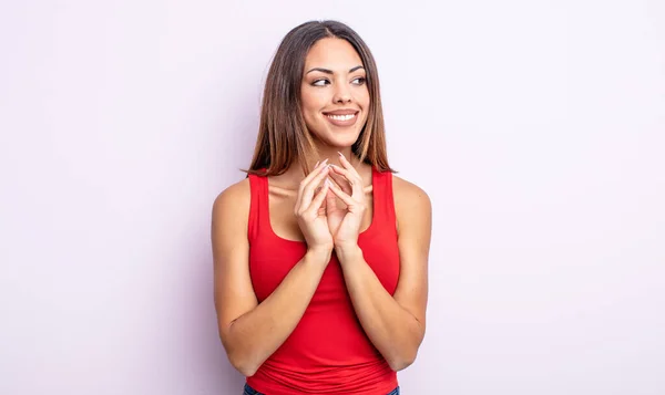 漂亮的惊慌失措的女人在策划一个邪恶的计划或想出一个诡计的时候 感到自豪 淘气和傲慢 — 图库照片