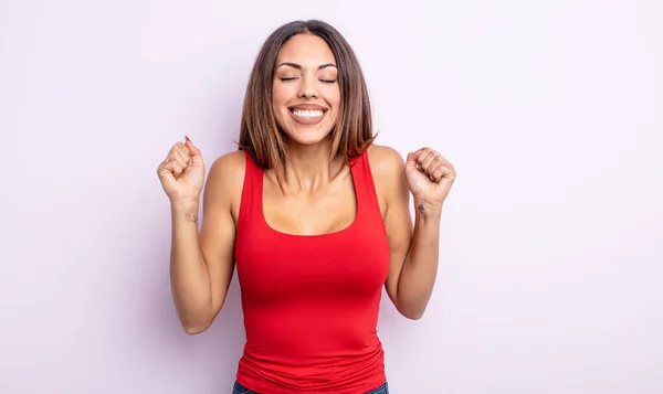 Bella Donna Ispanica Cercando Estremamente Felice Sorpreso Celebrando Successo Urlando — Foto Stock