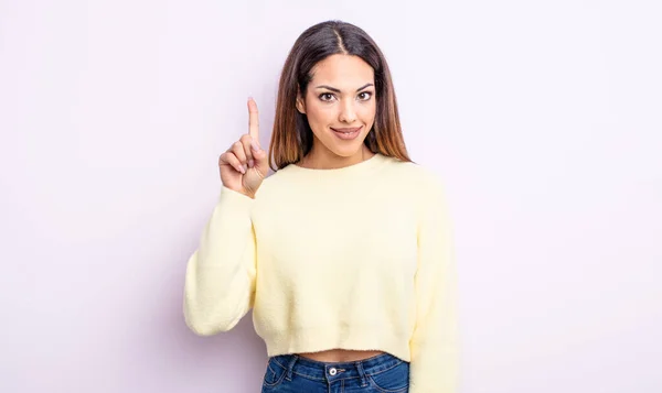 Mujer Hispana Bonita Sonriendo Alegre Felizmente Apuntando Hacia Arriba Con —  Fotos de Stock