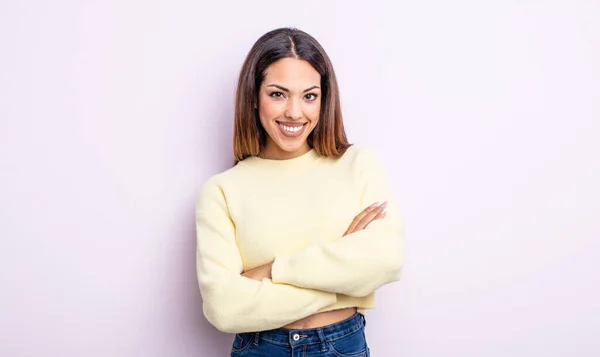 Bella Donna Ispanica Guardando Come Felice Orgoglioso Soddisfatto Achiever Sorridente — Foto Stock