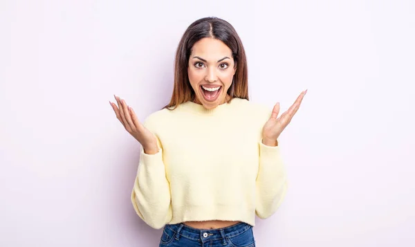 Mujer Hispana Bonita Mirando Feliz Emocionado Sorprendido Con Una Sorpresa —  Fotos de Stock