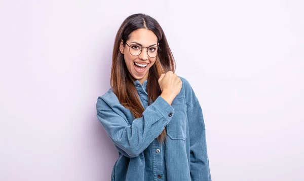 Hübsche Hispanische Frau Fühlt Sich Glücklich Positiv Und Erfolgreich Motiviert — Stockfoto