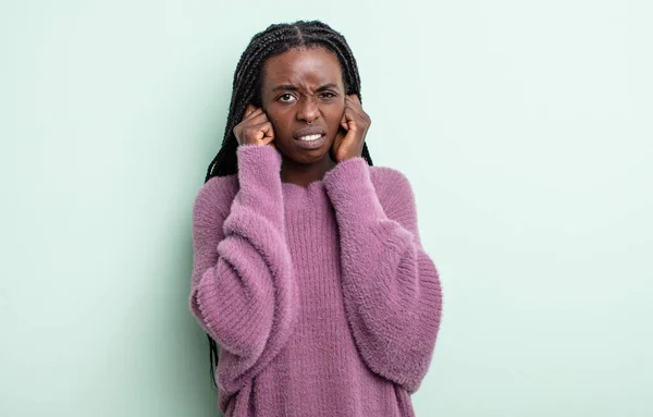 Czarny Ładna Kobieta Wygląda Zły Zestresowany Zdenerwowany Zakrywając Oba Uszy — Zdjęcie stockowe
