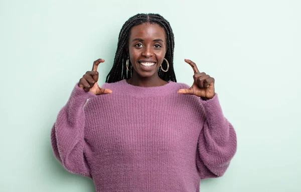 Negro Bonita Mujer Enmarcando Contorneando Propia Sonrisa Con Ambas Manos —  Fotos de Stock