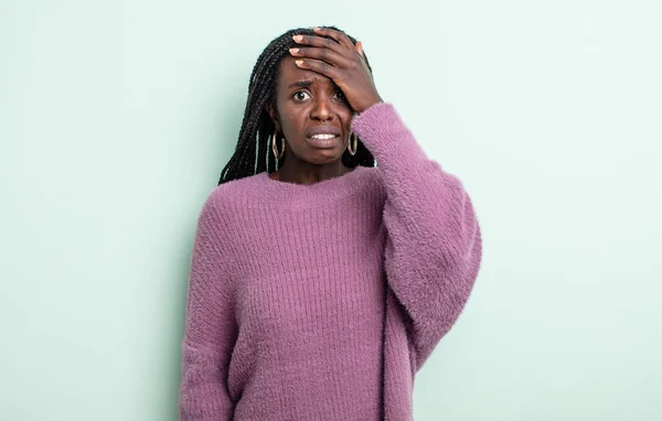 Negro Bonita Mujer Pánico Más Olvidado Plazo Sentirse Estresado Tener —  Fotos de Stock