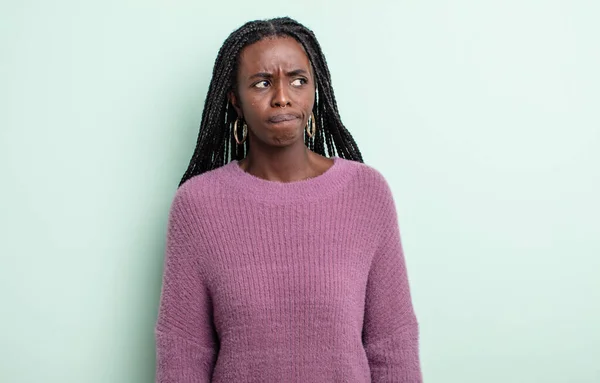 Negro Bonita Mujer Buscando Desconcertado Confundido Preguntándose Tratando Resolver Problema —  Fotos de Stock