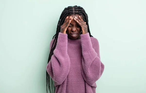 Czarny Ładna Kobieta Patrząc Zestresowany Sfrustrowany Praca Pod Presją Bólem — Zdjęcie stockowe