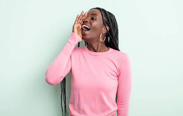 Czarny Ładna Kobieta Profil Widok Patrząc Szczęśliwy Podekscytowany Krzycząc Dzwoniąc — Zdjęcie stockowe