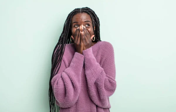 Negro Bonita Mujer Feliz Emocionado Sorprendido Sorprendido Cubriendo Boca Con —  Fotos de Stock