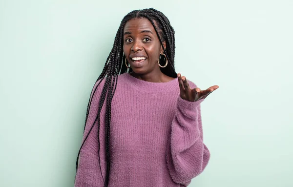 Negro Bonita Mujer Sintiéndose Feliz Sorprendido Alegre Sonriendo Con Actitud —  Fotos de Stock