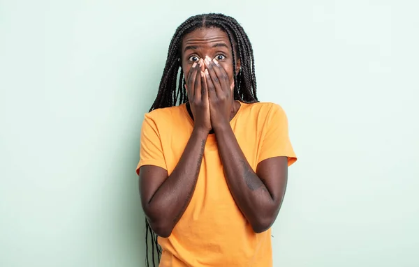 Zwart Mooi Vrouw Voelt Zich Bezorgd Boos Bang Bedekken Mond — Stockfoto