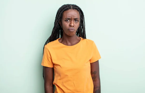 Mujer Bonita Negro Sentirse Confundido Dudoso Preguntándose Tratando Elegir Tomar —  Fotos de Stock