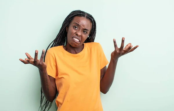 Black Pretty Woman Shrugging Dumb Crazy Confused Puzzled Expression Feeling —  Fotos de Stock