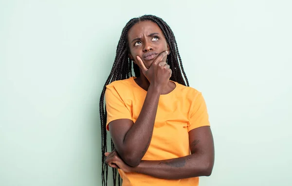 Negro Bonita Mujer Pensando Sintiéndose Dudosa Confundida Con Diferentes Opciones —  Fotos de Stock