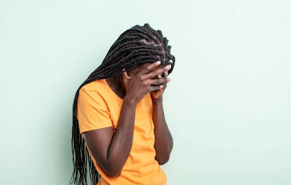 Czarna Ładna Kobieta Okrywająca Oczy Smutnym Sfrustrowanym Spojrzeniem Rozpaczy Płaczem — Zdjęcie stockowe