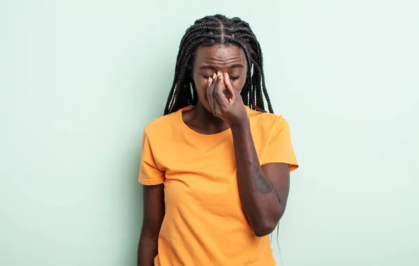 Μαύρη Όμορφη Γυναίκα Αισθάνεται Στρεσαρισμένη Δυστυχισμένη Και Απογοητευμένη Αγγίζοντας Μέτωπο — Φωτογραφία Αρχείου