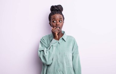 siyahi, güzel bir kadın şaşırmış, gergin, endişeli ya da korkmuş bakışlarıyla, kopyalama alanına doğru yan bakıyor.