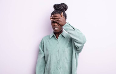 Siyah güzel kadın stresli, yorgun ve hayal kırıklığına uğramış, alnından ter damlayan, umutsuz ve bitkin hisseden