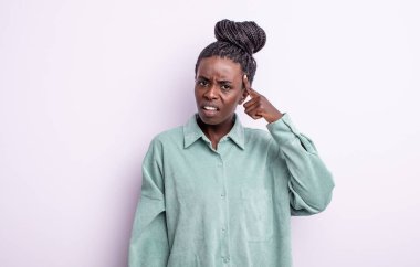 Siyah güzel kadın kafası karışık ve şaşkın hissediyor. Deli, deli ya da aklını kaçırmış olduğunu gösteriyor.