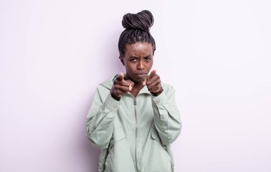 Siyah, güzel bir kadın kamerayı iki parmağıyla ve kızgın bir ifadeyle sana görevini yapmanı söylüyor.