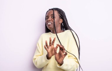 Siyahi güzel bir kadın tiksiniyor ve midesi bulanıyor. Pis kokan ya da kokan bir şeyden kaçıyor. İğrenç diyor.