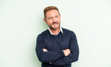 Orta yaşlı, yakışıklı, şüpheci ya da düşünen, dudağını ısıran, kendine güveni olmayan ve gergin bir adam.