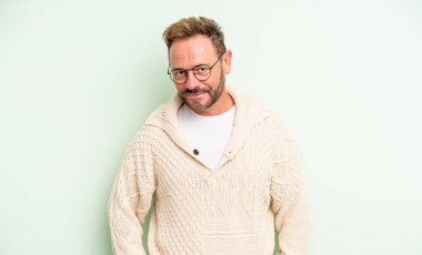 Orta yaşlı yakışıklı, gururlu, kendine güvenen, havalı, küstah ve kibirli, gülümseyen, başarılı hisseden bir adam.