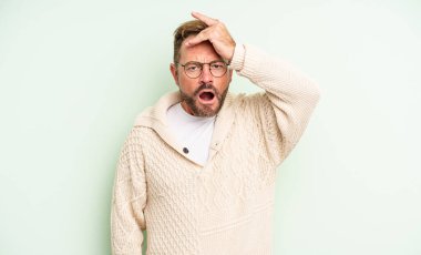 Orta yaşlı yakışıklı bir adam unutulmuş bir süre için panikliyor, stresli hissediyor, bir pisliği ya da hatayı örtbas etmek zorunda kalıyor.