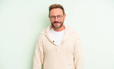 Orta yaşlı, yakışıklı, güler yüzlü, kendinden emin, tatmin olmuş, arkadaş canlısı ve mutlu bir adam.