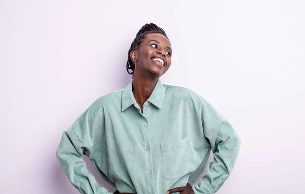 Czarny Ładna Kobieta Patrząc Szczęśliwy Wesoły Pewny Siebie Uśmiechnięty Dumnie — Zdjęcie stockowe