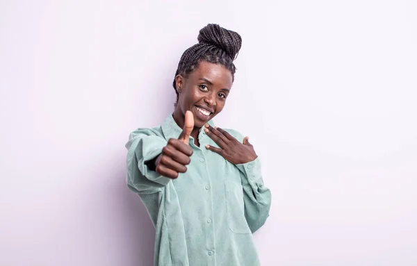 Negro Bonita Mujer Sintiéndose Orgulloso Despreocupado Seguro Feliz Sonriendo Positivamente —  Fotos de Stock