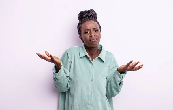 Negro Bonita Mujer Buscando Desconcertado Confundido Estresado Preguntándose Entre Diferentes —  Fotos de Stock