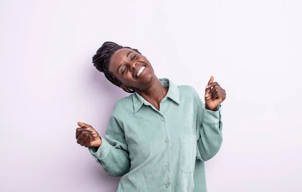 Negro Bonita Mujer Sonriendo Sintiéndose Despreocupada Relajada Feliz Bailando Escuchando —  Fotos de Stock