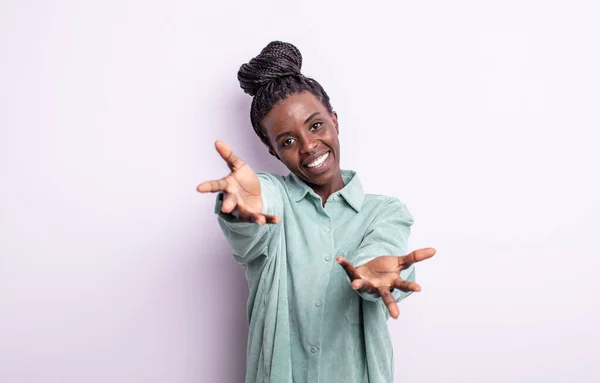 Negro Bonita Mujer Sonriendo Alegremente Dando Cálido Amistoso Cariñoso Abrazo —  Fotos de Stock