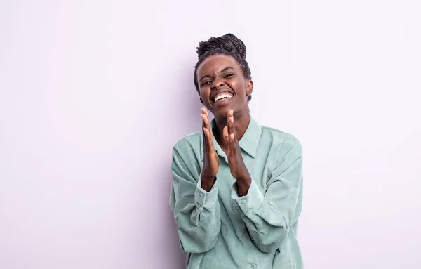 Negro Bonita Mujer Sintiéndose Feliz Exitoso Sonriendo Aplaudiendo Las Manos —  Fotos de Stock