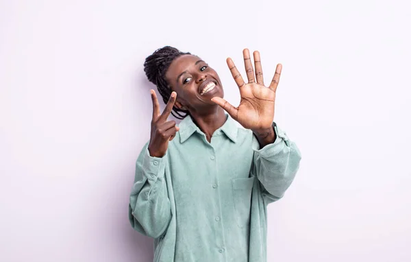 Zwart Mooi Vrouw Glimlachen Kijken Vriendelijk Tonen Nummer Zeven Zevende — Stockfoto