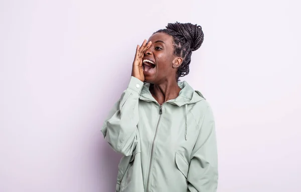 Negro Bonita Mujer Vista Perfil Mirando Feliz Emocionado Gritando Llamando —  Fotos de Stock