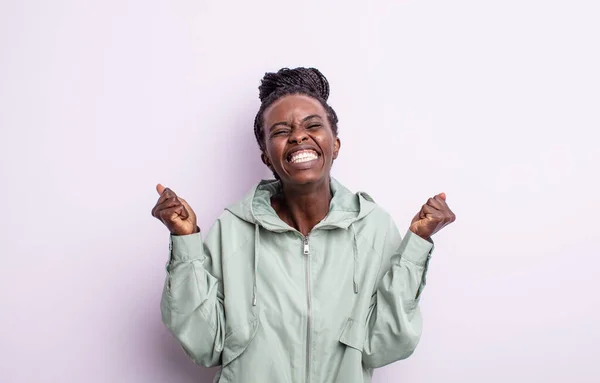 Czarny Ładna Kobieta Wygląda Bardzo Szczęśliwy Zaskoczony Świętując Sukces Krzyki — Zdjęcie stockowe