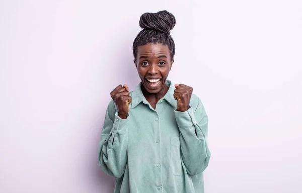 Czarny Ładna Kobieta Uczucie Wstrząśnięty Podekscytowany Szczęśliwy Śmiech Świętowanie Sukces — Zdjęcie stockowe