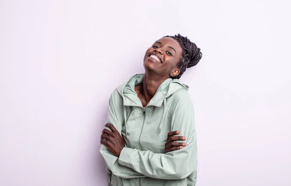 Mujer Bonita Negra Riendo Felizmente Con Los Brazos Cruzados Con — Foto de Stock