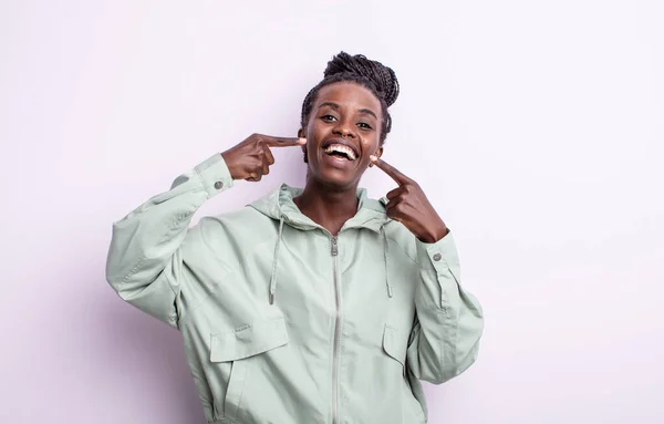 Schwarze Hübsche Frau Lächelt Selbstbewusst Und Zeigt Auf Ihr Eigenes — Stockfoto