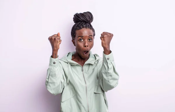Negro Bonita Mujer Celebrando Increíble Éxito Como Ganador Mirando Emocionado —  Fotos de Stock