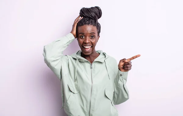 Mujer Bonita Negro Riendo Mirando Feliz Positivo Sorprendido Realizando Una —  Fotos de Stock