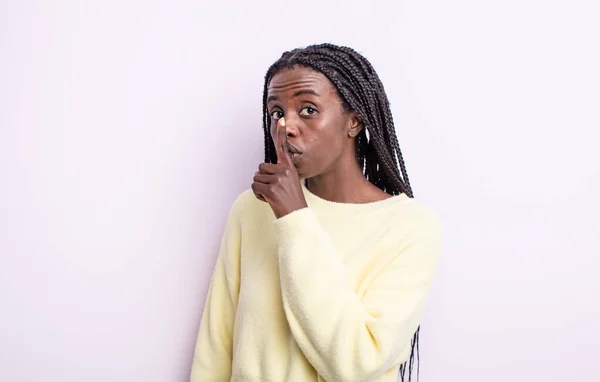 Černá Hezká Žena Žádá Ticho Ticho Gestikuluje Prstem Před Pusou — Stock fotografie