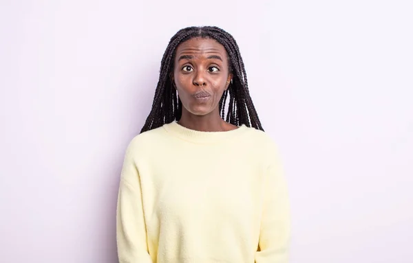 Negro Bonita Mujer Buscando Tonta Divertida Con Una Tonta Expresión —  Fotos de Stock