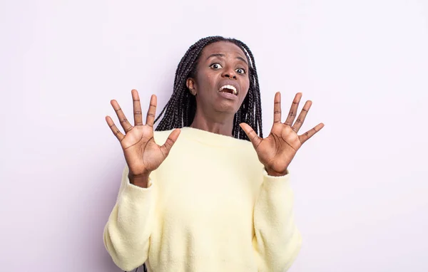 Mujer Bonita Negra Sintiéndose Estupefacta Asustada Temiendo Algo Aterrador Con —  Fotos de Stock