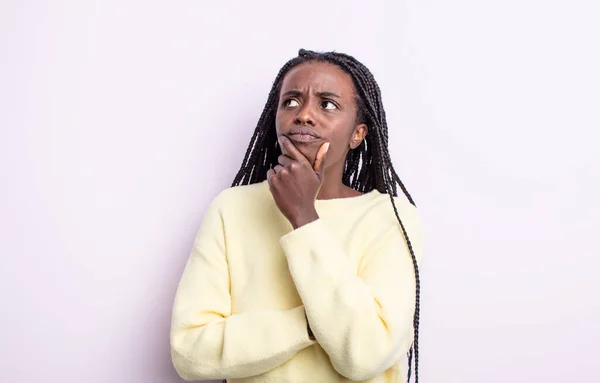 Negro Bonita Mujer Pensando Sintiéndose Dudosa Confundida Con Diferentes Opciones —  Fotos de Stock