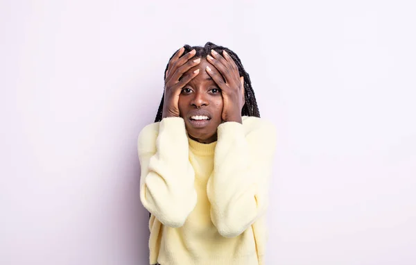 Μαύρη Όμορφη Γυναίκα Αισθάνεται Τρομοκρατημένη Και Σοκαρισμένη Σηκώνοντας Χέρια Στο — Φωτογραφία Αρχείου