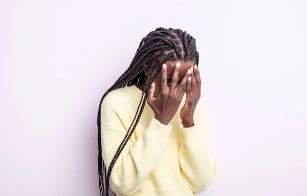Schwarze Hübsche Frau Bedeckt Augen Mit Händen Mit Einem Traurigen — Stockfoto